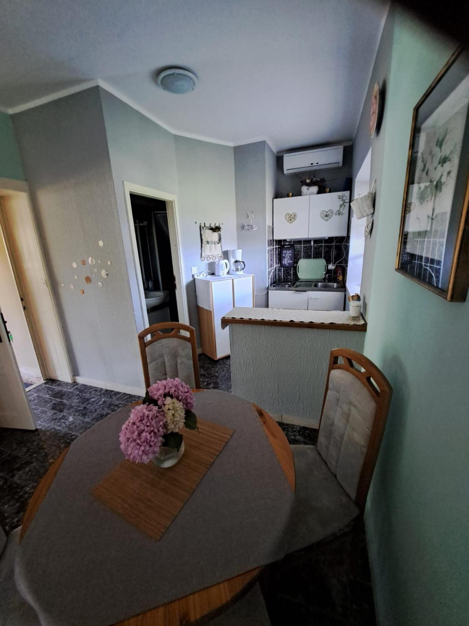 Apartmani Dusica Lumbarda Eksteriør bilde