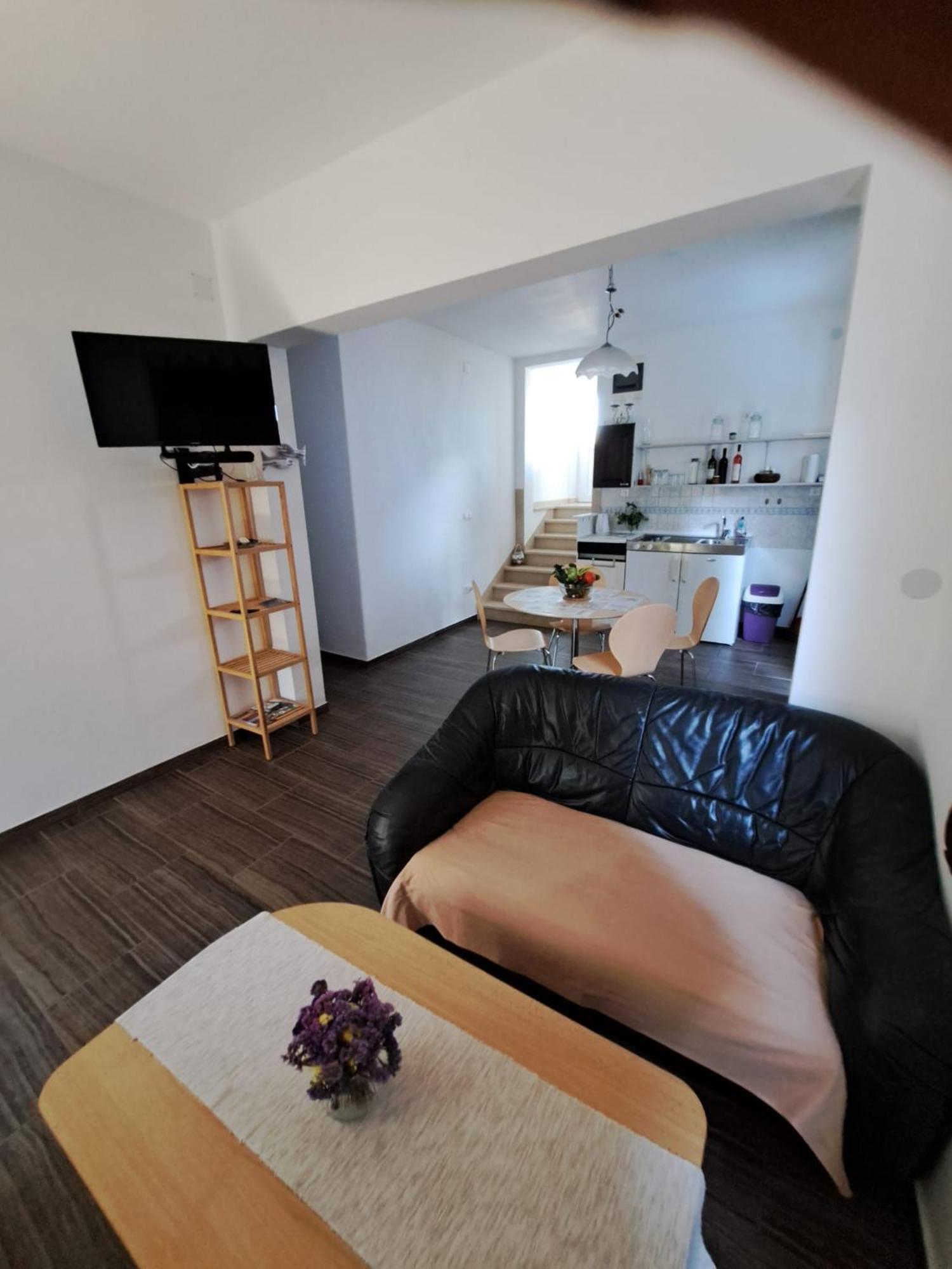 Apartmani Dusica Lumbarda Eksteriør bilde